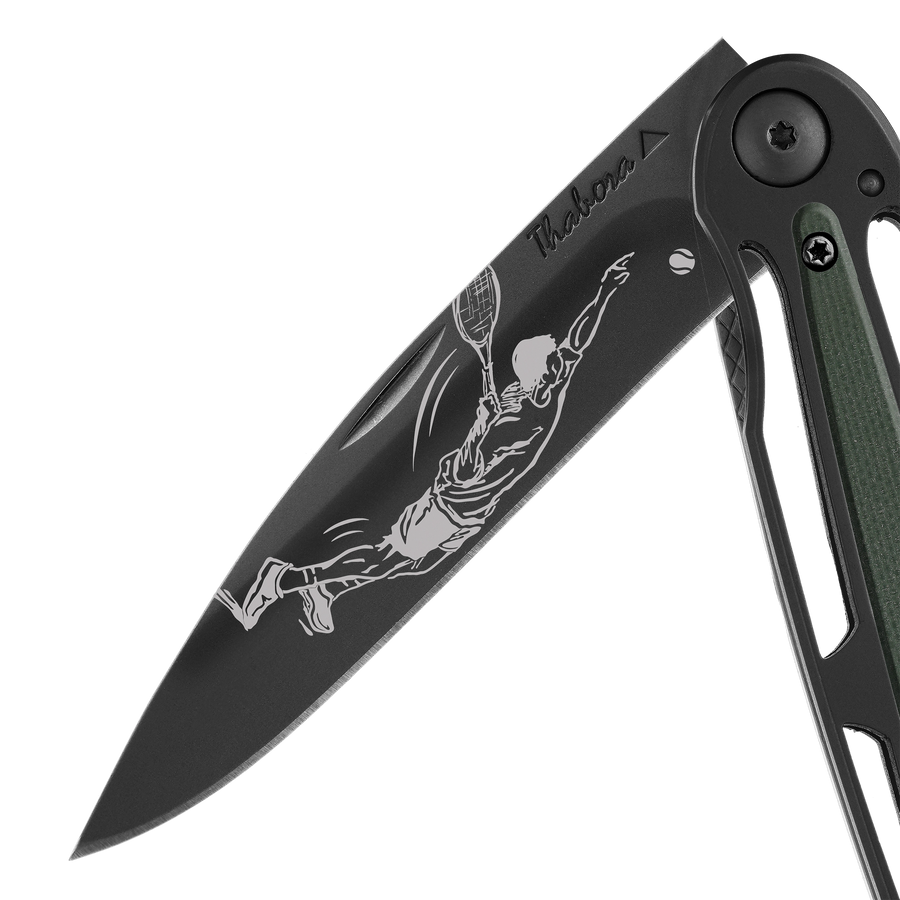 Couteau acier finition titane noir plaquette centrale résine g10 kaki motif «tennisman»