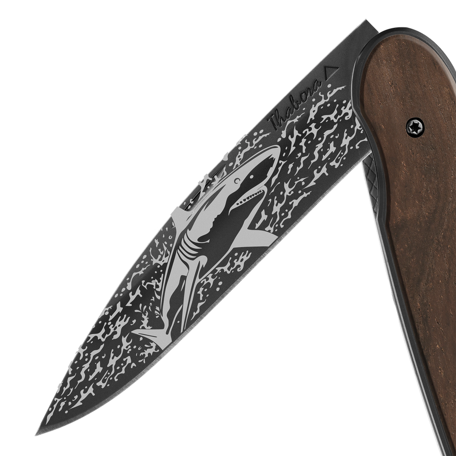 Couteau acier finition titane noir plaquette pleine bois foncé motif «requin»