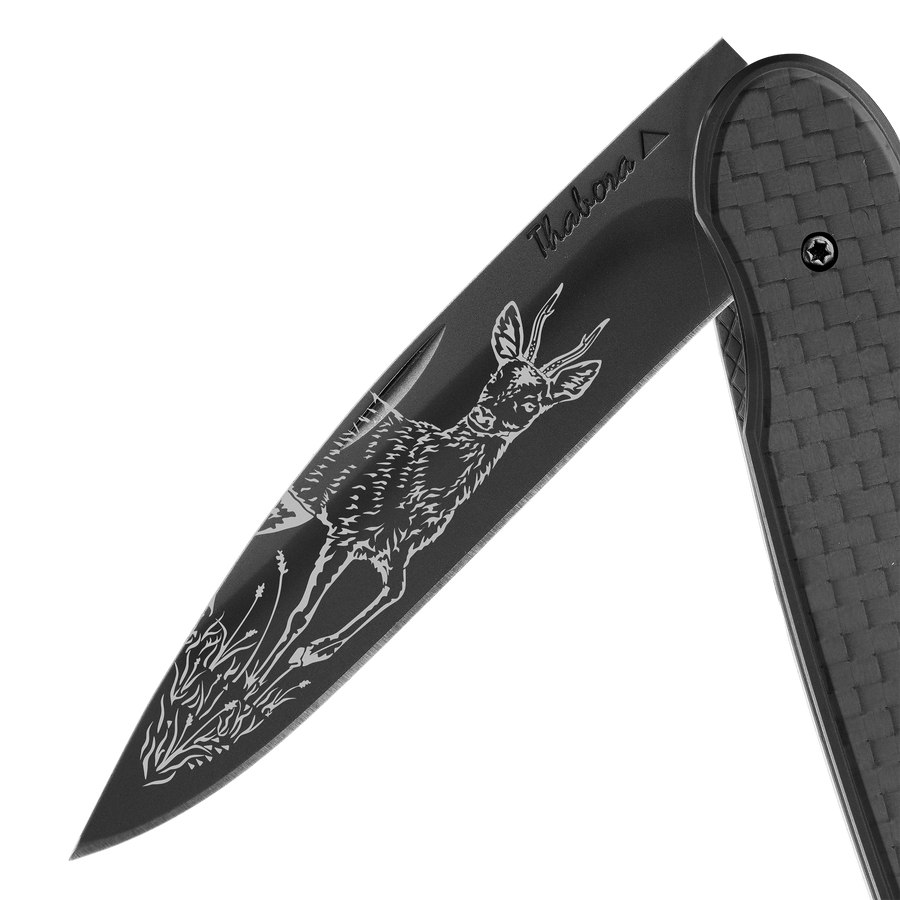 Couteau acier finition titane noir plaquette pleine carbone motif «chevreuil brocard»