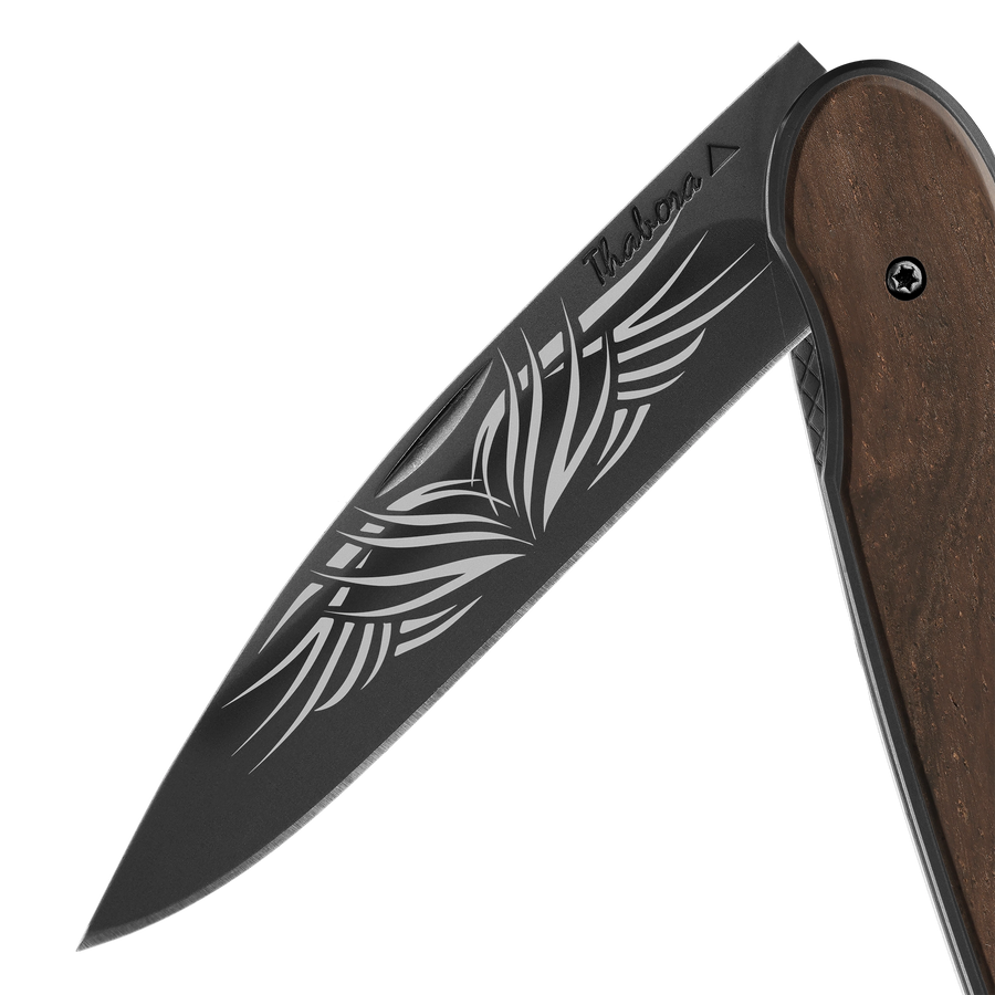 Couteau acier finition titane noir plaquette pleine bois foncé motif «tribal»