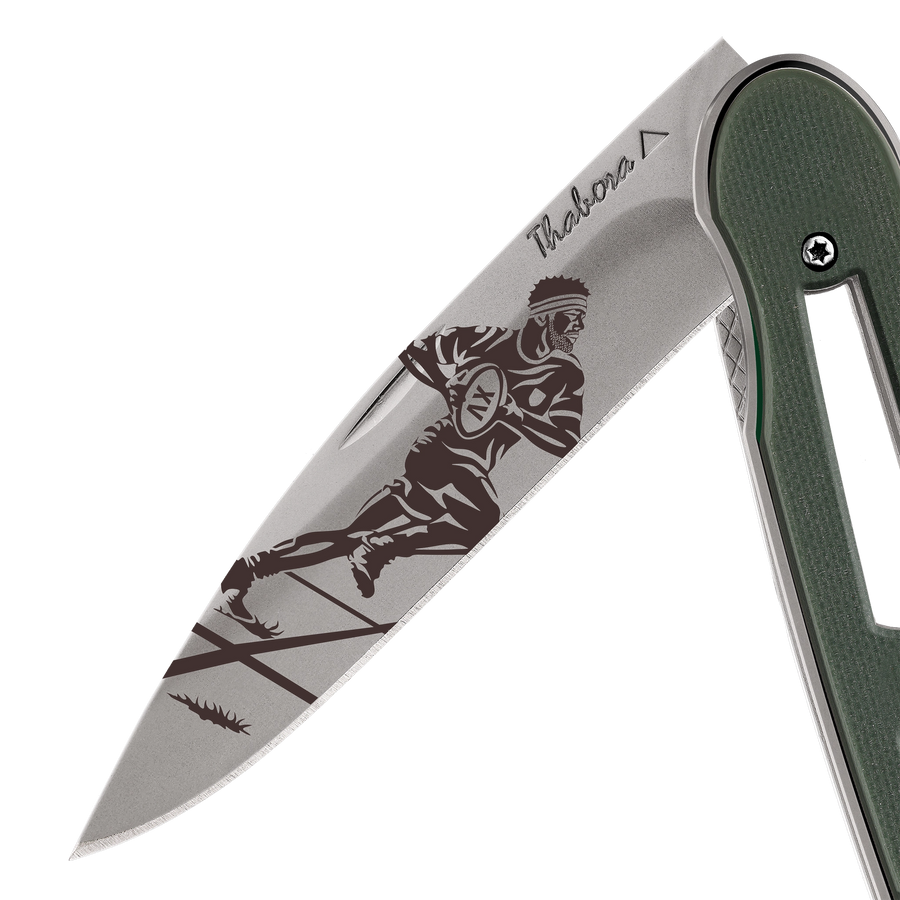 Couteau acier finition titane gris plaquette ajourée résine g10 kaki motif «rugbyman»