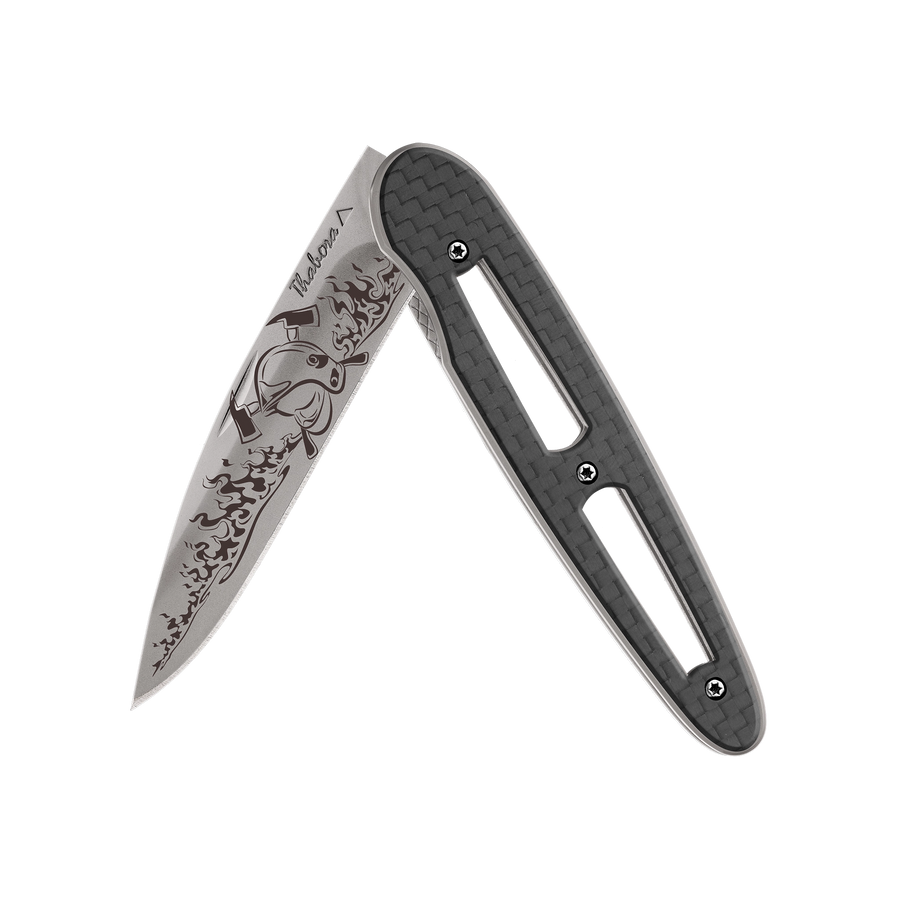 Couteau acier finition titane gris plaquette ajourée carbone motif «pompier»