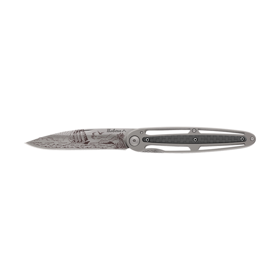 Couteau acier finition titane gris plaquette centrale carbone motif «voilier»