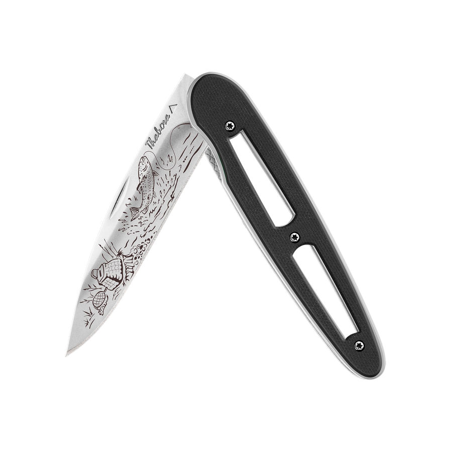 Couteau acier finition brillante plaquette ajourée résine g10 noir motif «pêche rivière»