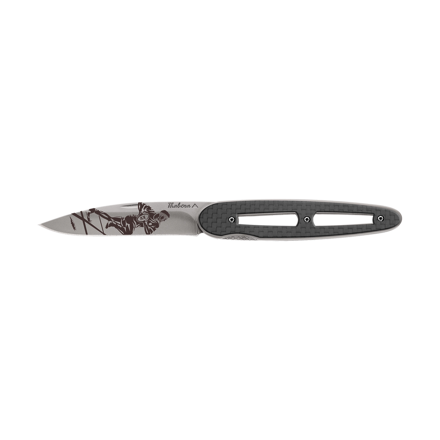 Couteau acier finition titane gris plaquette ajourée carbone motif «rugbyman»