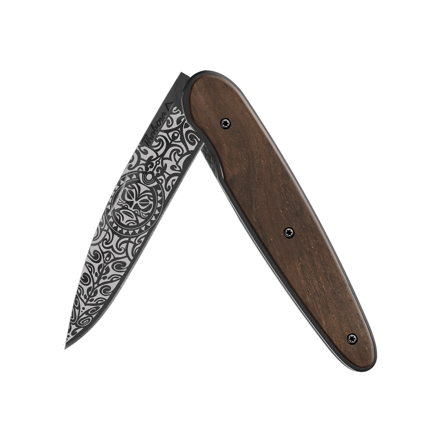 Couteau acier finition titane noir plaquette pleine bois foncé motif «tiki»