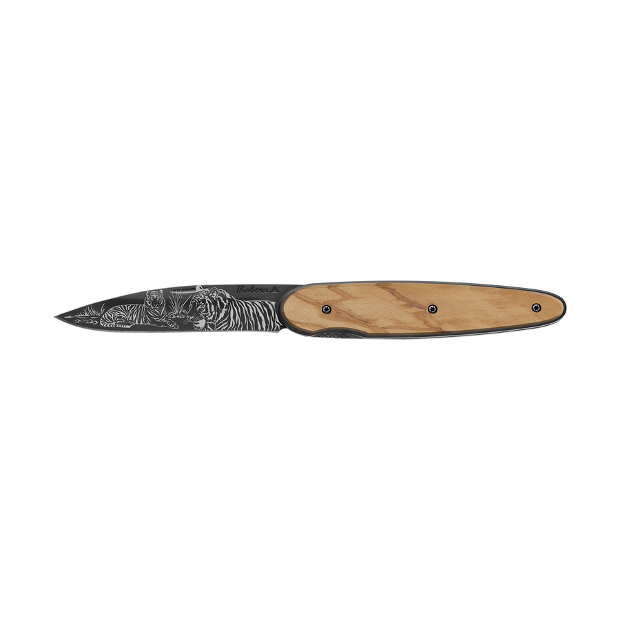 Couteau acier finition titane noir plaquette pleine bois clair motif «tigres»