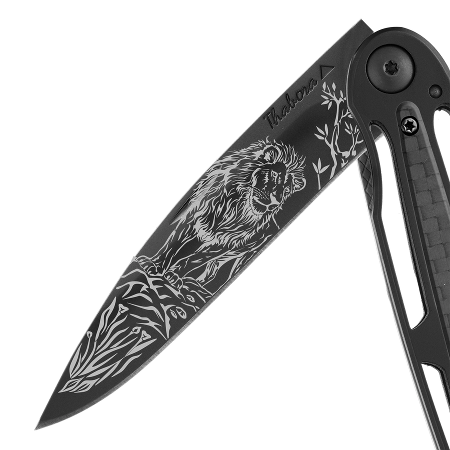 Couteau acier finition titane noir plaquette centrale carbone motif «lion»