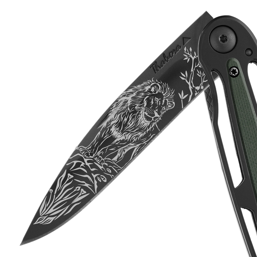 Couteau acier finition titane noir plaquette centrale résine g10 kaki motif «lion»