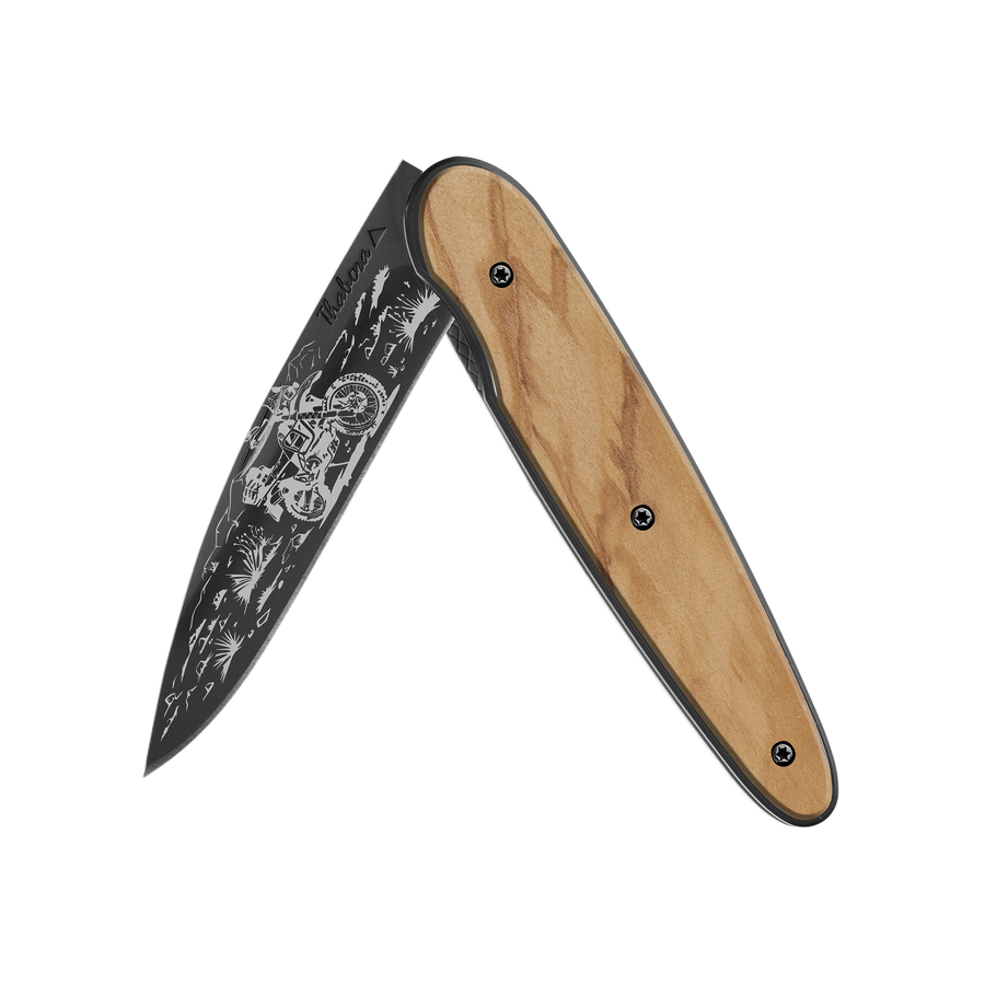 Couteau acier finition titane noir plaquette pleine bois clair motif «trail»