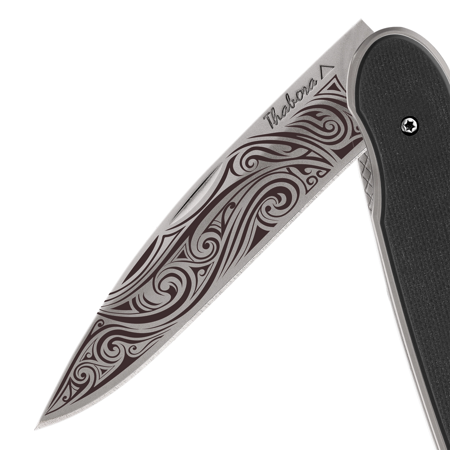 Couteau acier finition titane gris plaquette pleine résine g10 noir motif «volutes»