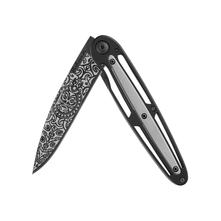 Couteau acier finition titane noir plaquette centrale acier brossé motif «tiki»