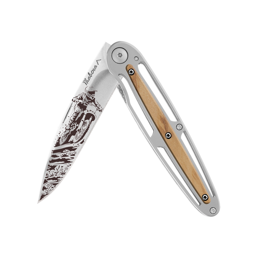 Couteau acier finition brillante plaquette centrale bois clair motif «motocross»