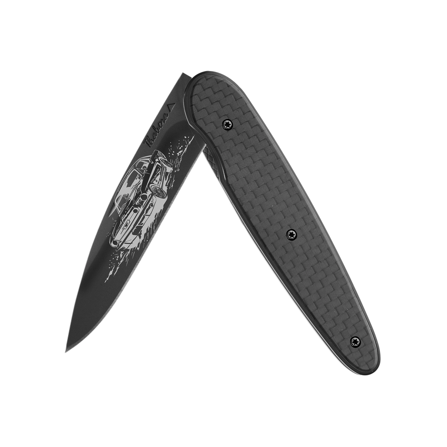 Couteau acier finition titane noir plaquette pleine carbone motif «voiture américaine»