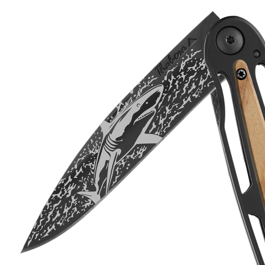 Couteau acier finition titane noir plaquette centrale bois clair motif «requin»