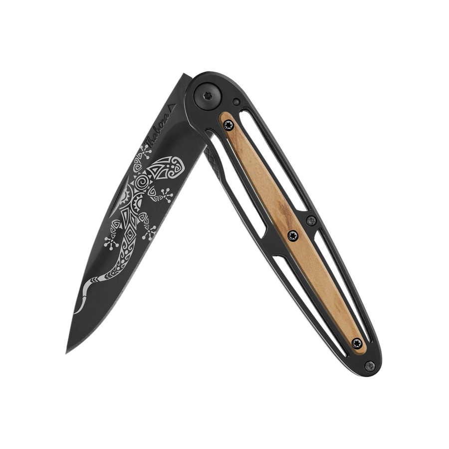 Couteau acier finition titane noir plaquette centrale bois clair motif «salamandre tribale»