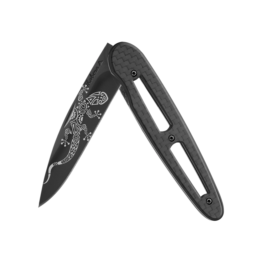 Couteau acier finition titane noir plaquette ajourée carbone motif «salamandre tribale»