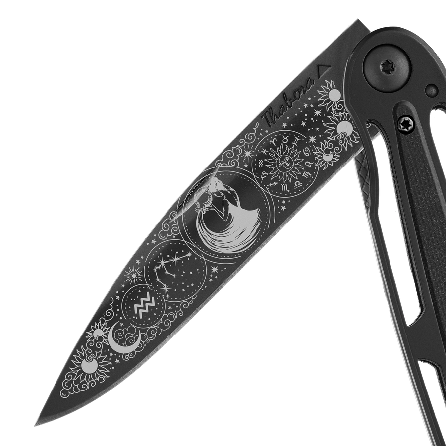 Couteau acier finition titane noir plaquette centrale résine g10 noir motif «zodiaque verseau»