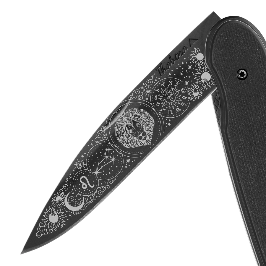 Couteau acier finition titane noir plaquette pleine résine g10 noir motif «zodiaque lion»