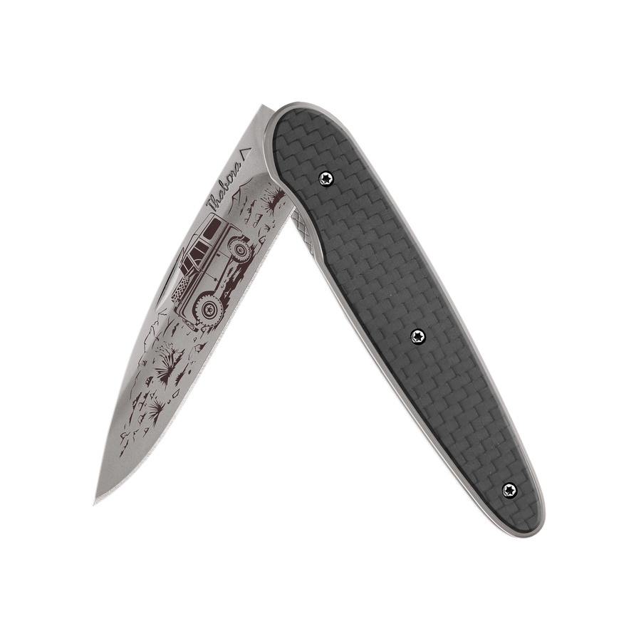 Couteau acier finition titane gris plaquette pleine carbone motif «4x4»