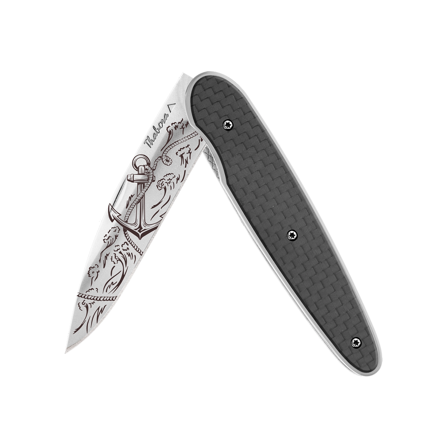Couteau acier finition brillante plaquette pleine carbone motif «ancre»