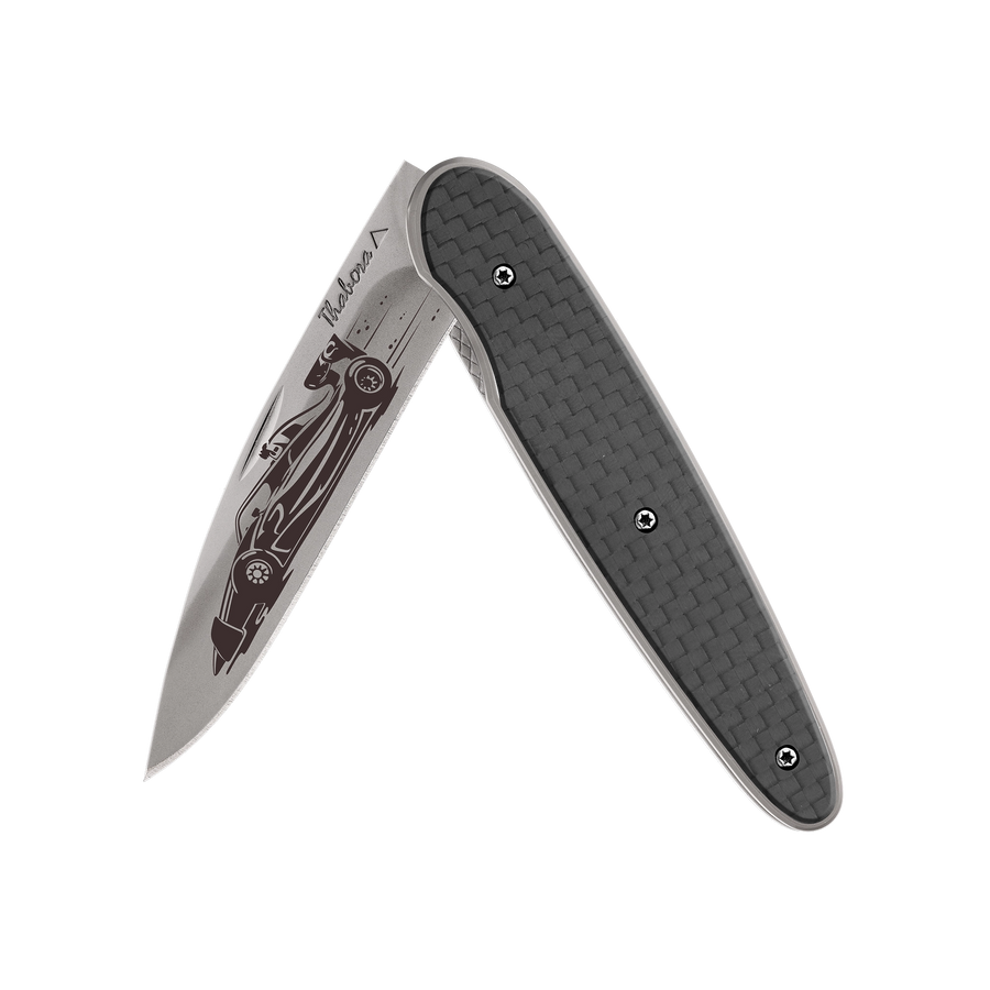 Couteau acier finition titane gris plaquette pleine carbone motif «formule 1»