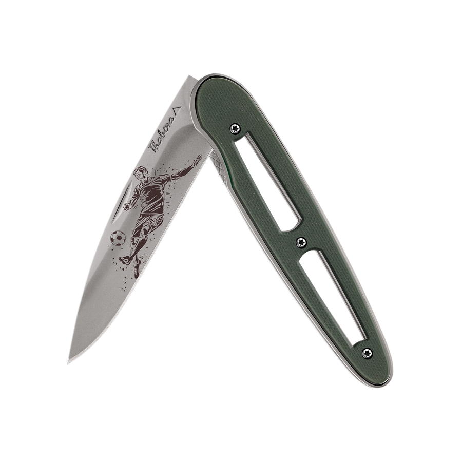 Couteau acier finition titane gris plaquette ajourée résine g10 kaki motif «footballeur»