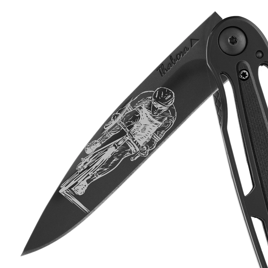Couteau acier finition titane noir plaquette centrale résine g10 noir motif «cycliste»