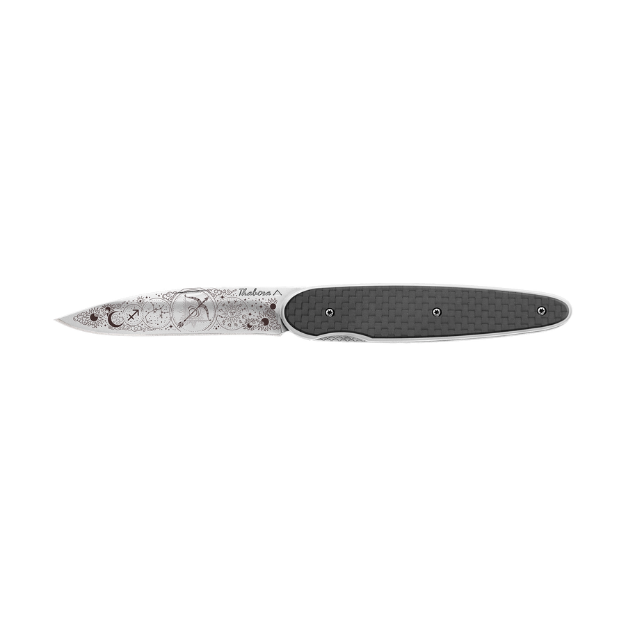 Couteau acier finition brillante plaquette pleine carbone motif «zodiaque sagittaire»