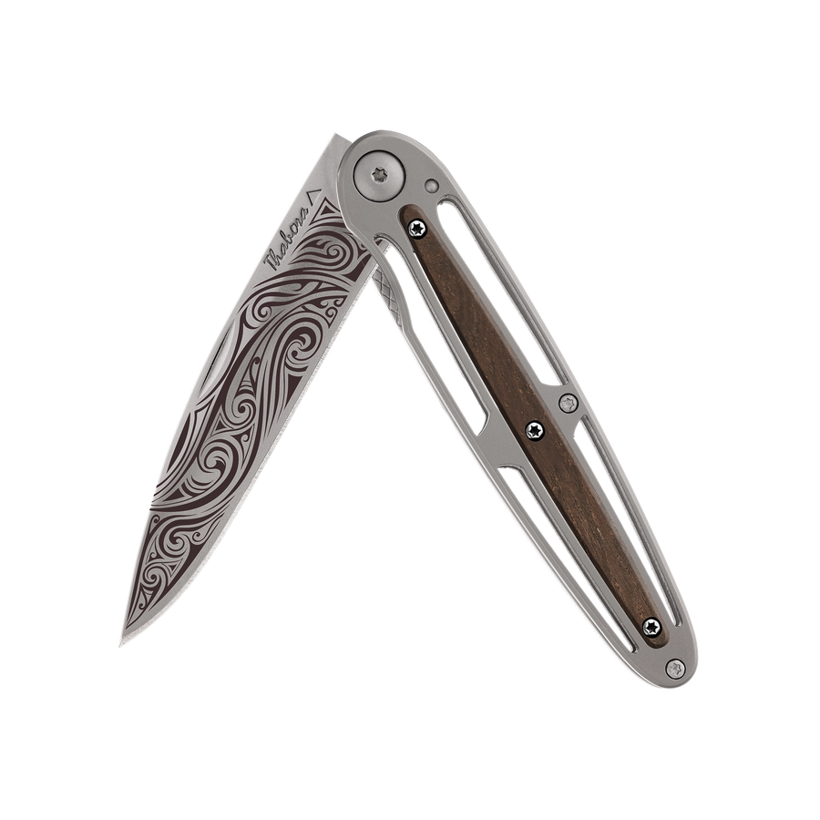 Couteau acier finition titane gris plaquette centrale bois foncé motif «volutes»