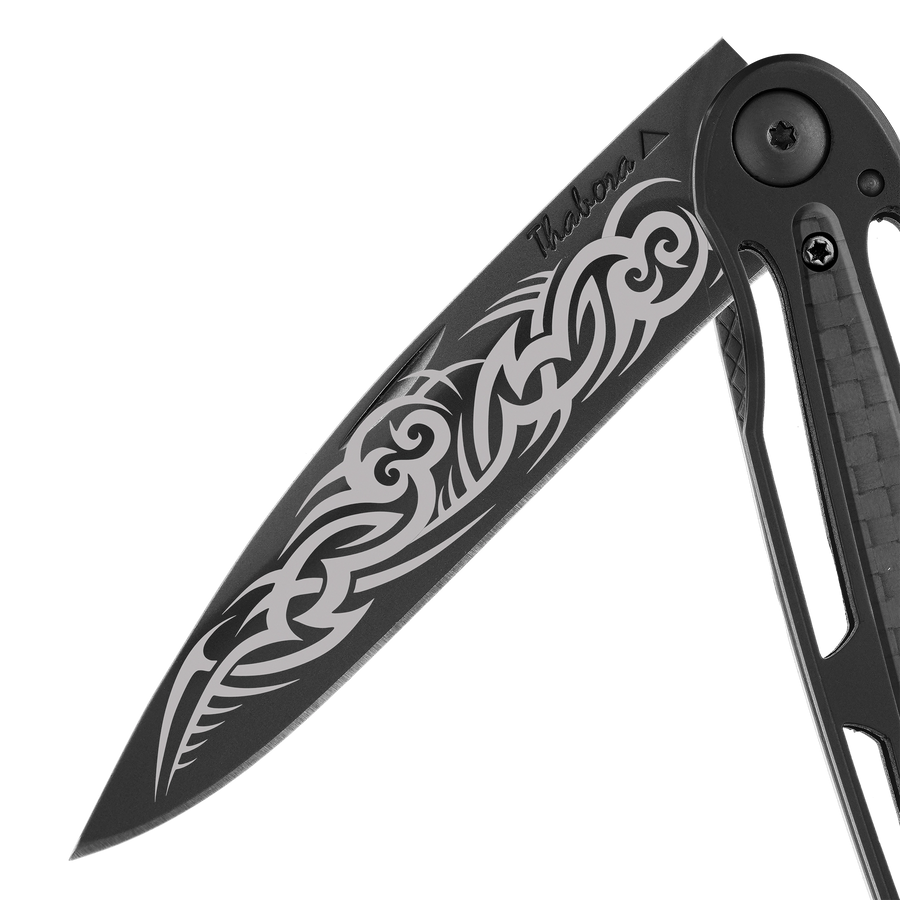 Couteau acier finition titane noir plaquette centrale carbone motif «tribal gothique»