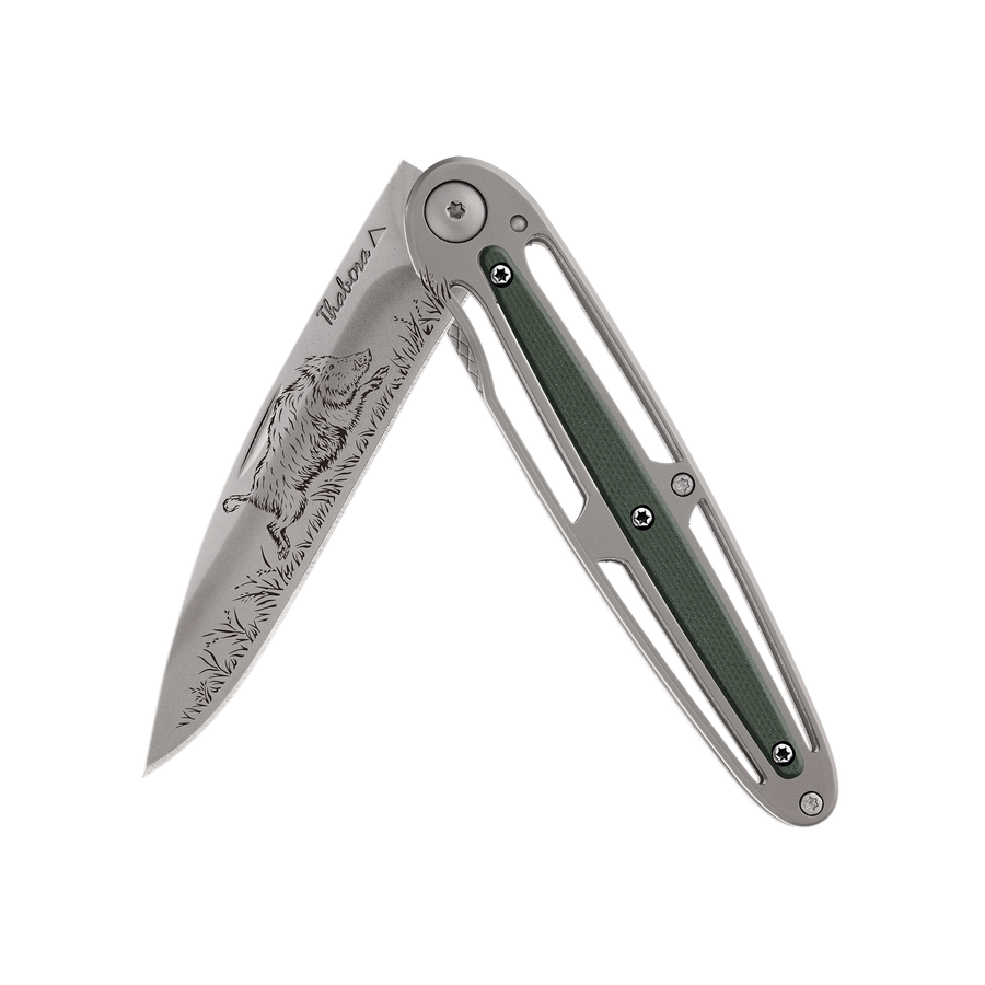 Couteau acier finition titane gris plaquette centrale résine g10 kaki motif «sanglier»