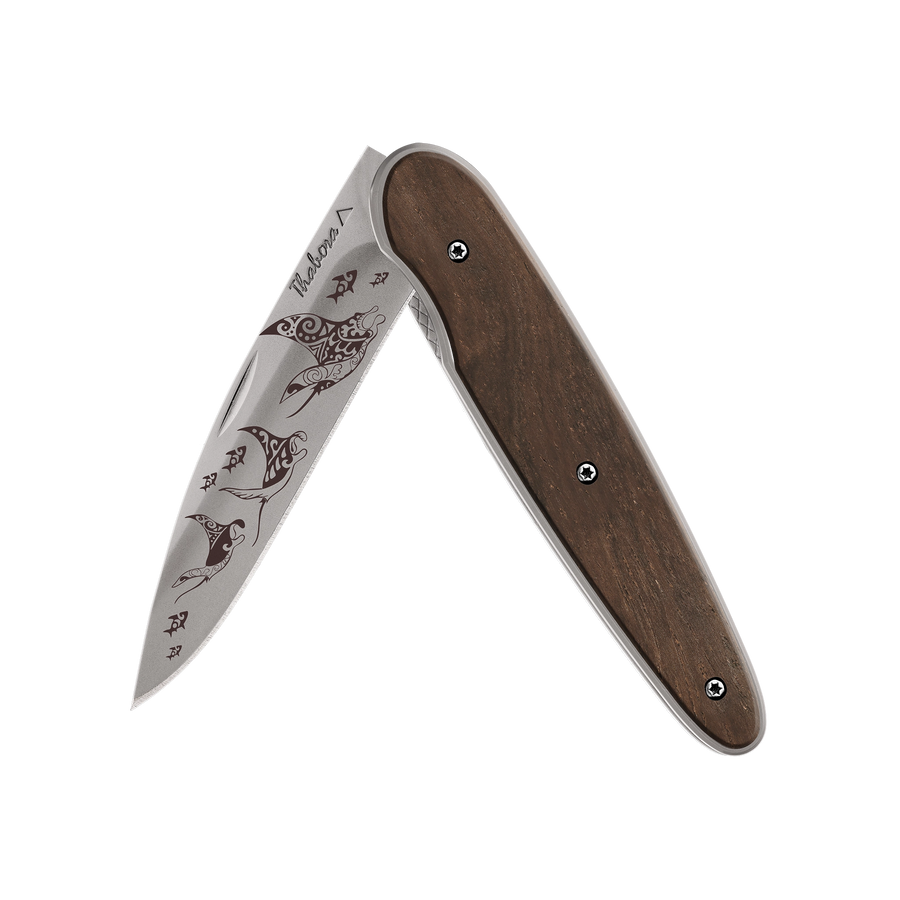 Couteau acier finition titane gris plaquette pleine bois foncé motif «raie manta»