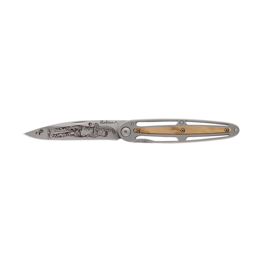 Couteau acier finition titane gris plaquette centrale bois clair motif «pétanque»