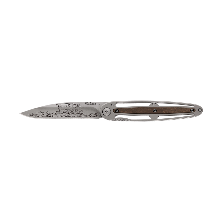 Couteau acier finition titane gris plaquette centrale bois foncé motif «sanglier»