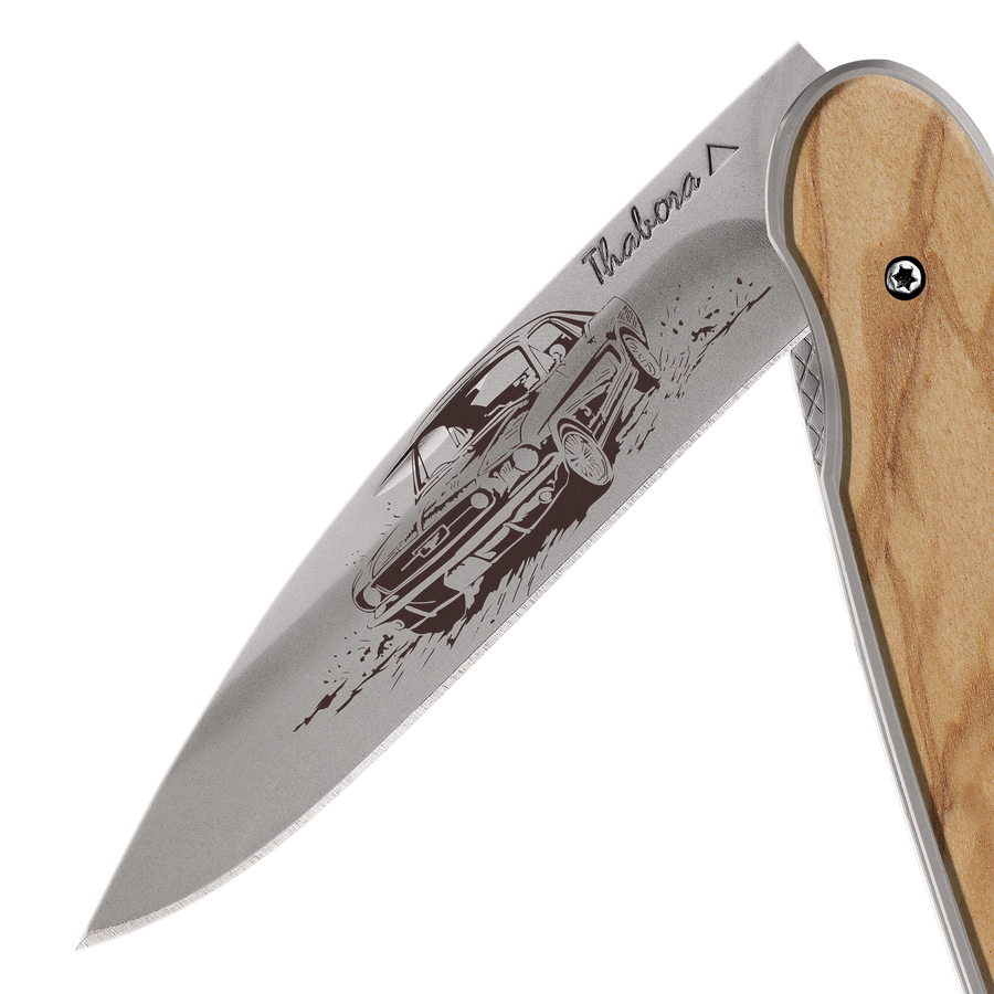 Couteau acier finition titane gris plaquette pleine bois clair motif «voiture américaine»