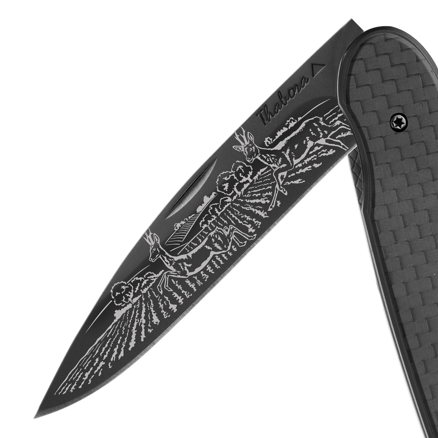 Couteau acier finition titane noir plaquette pleine carbone motif «chevreuil»