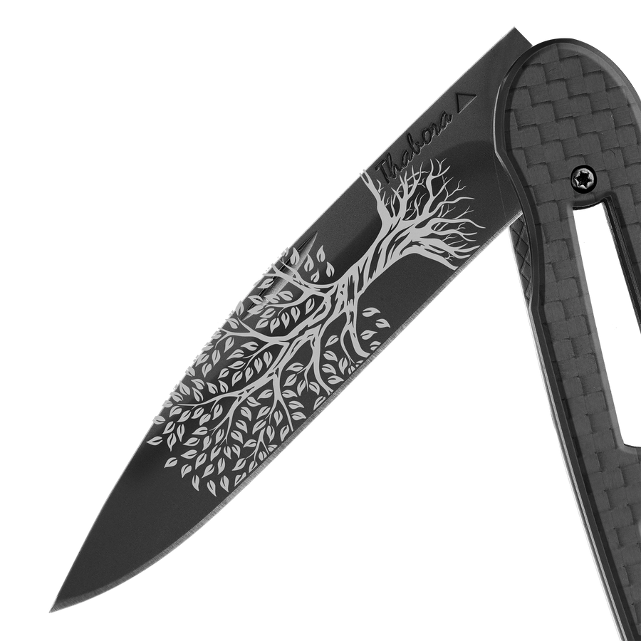 Couteau acier finition titane noir plaquette ajourée carbone motif «arbre de vie»