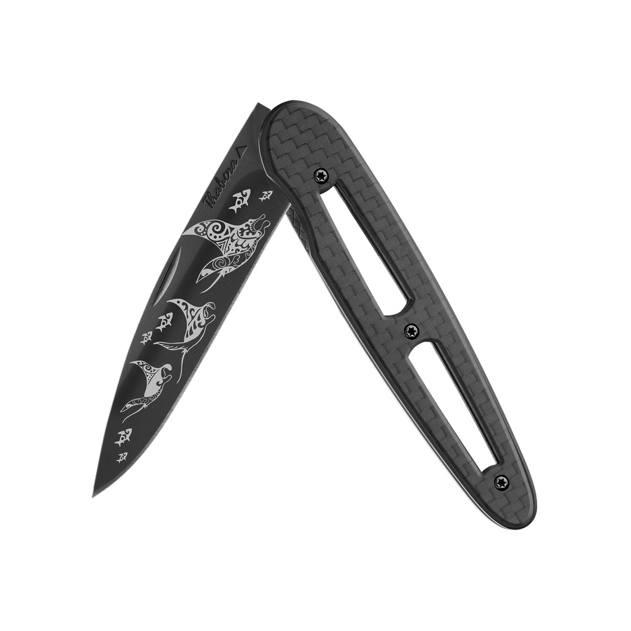 Couteau acier finition titane noir plaquette ajourée carbone motif «raie manta»