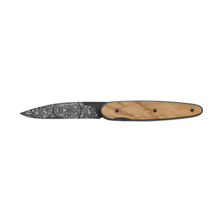 Couteau acier finition titane noir plaquette pleine bois clair motif «tête mexicaine»