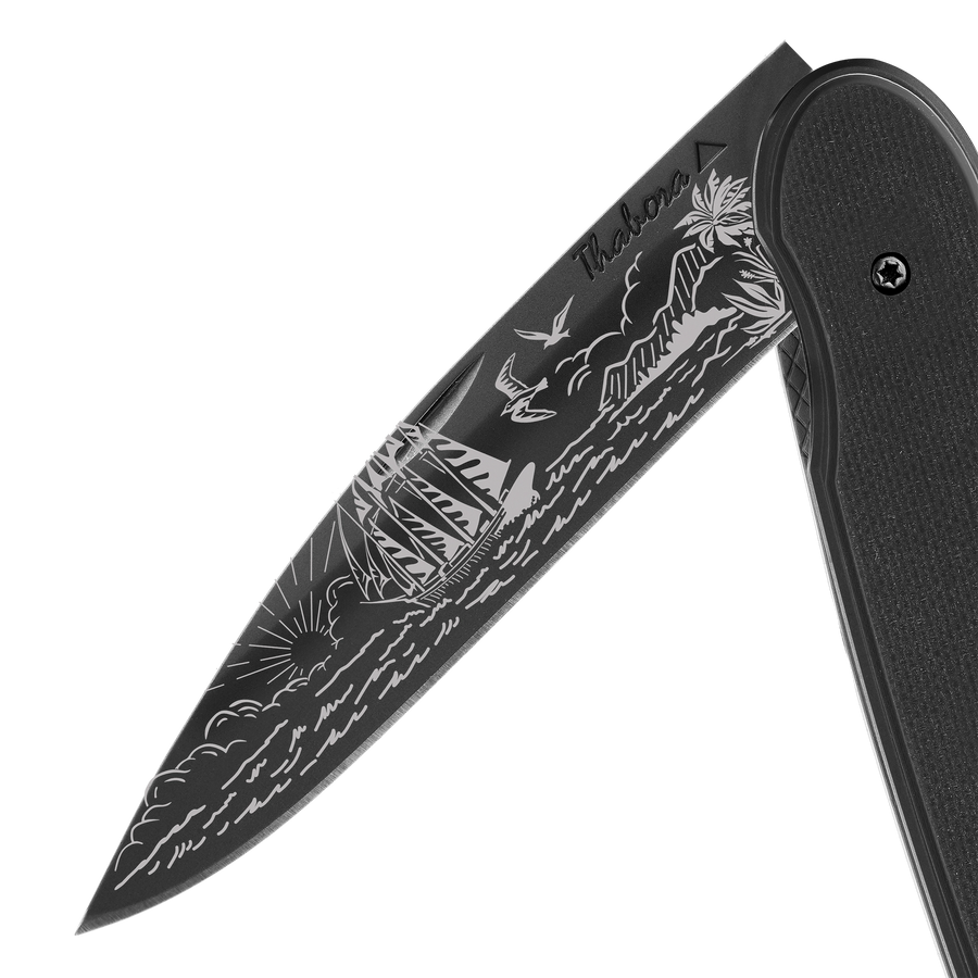 Couteau acier finition titane noir plaquette pleine résine g10 noir motif «voilier»