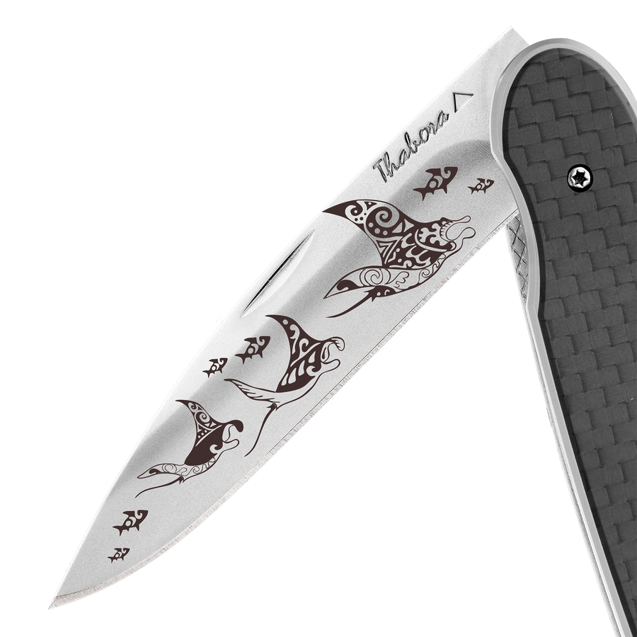 Couteau acier finition brillante plaquette pleine carbone motif «raie manta»