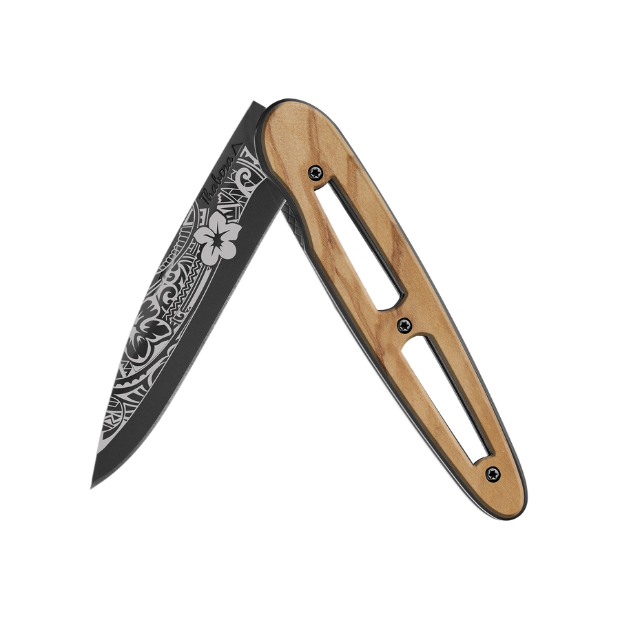 Couteau acier finition titane noir plaquette ajourée bois clair motif «polynésien»