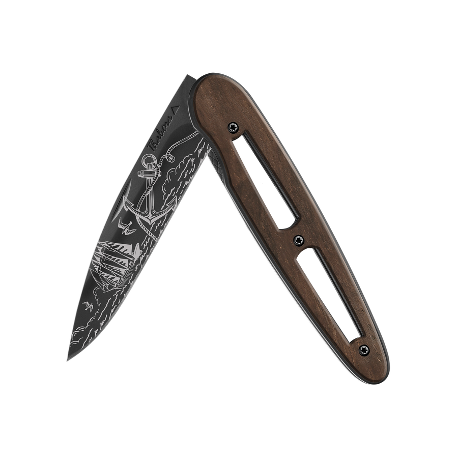 Couteau acier finition titane noir plaquette ajourée bois foncé motif «océan»