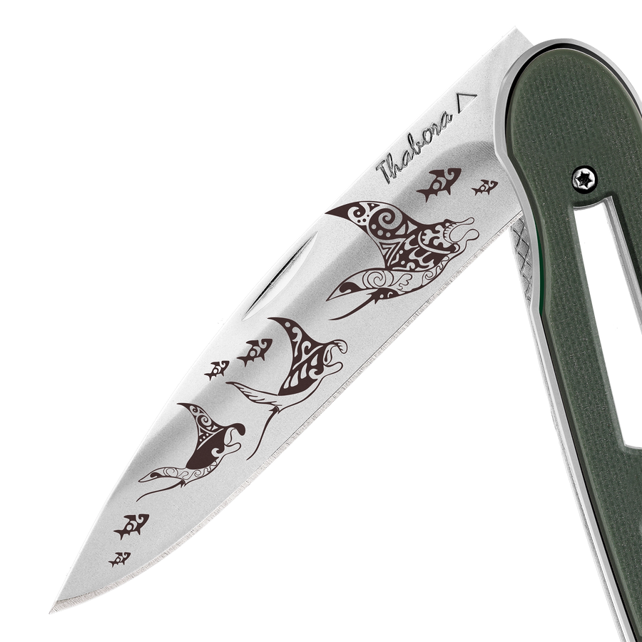 Couteau acier finition brillante plaquette ajourée résine g10 kaki motif «raie manta»