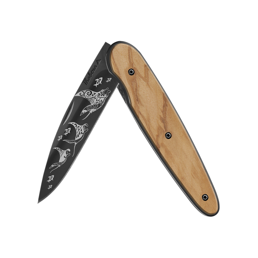 Couteau acier finition titane noir plaquette pleine bois clair motif «raie manta»