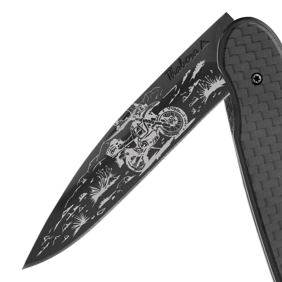 Couteau acier finition titane noir plaquette pleine carbone motif «trail»