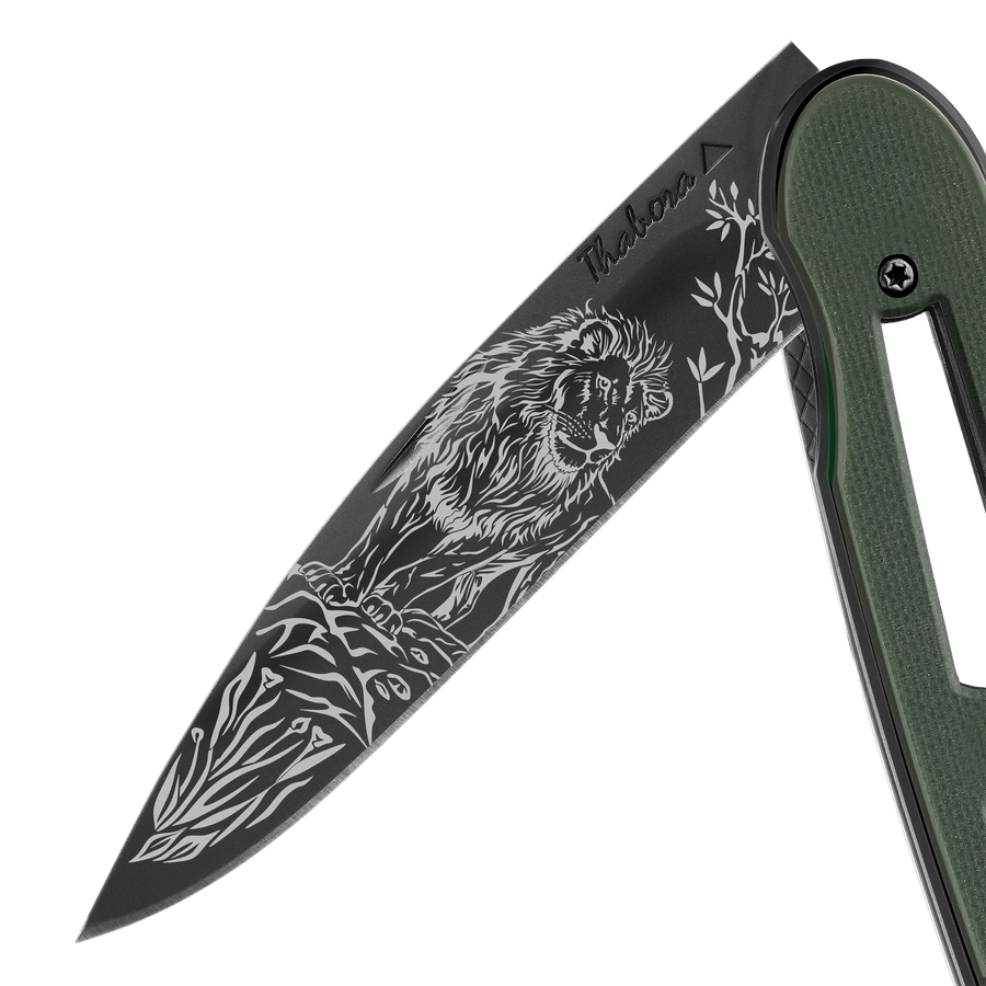 Couteau acier finition titane noir plaquette ajourée résine g10 kaki motif «lion»