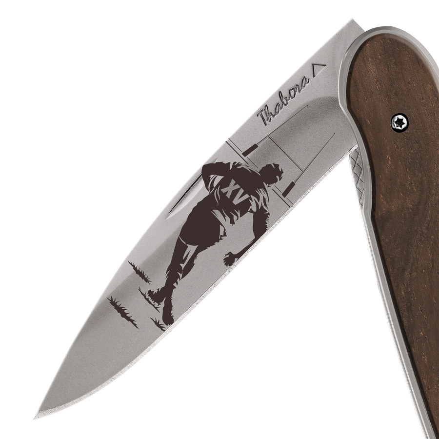 Couteau acier finition titane gris plaquette pleine bois foncé motif «rugby»