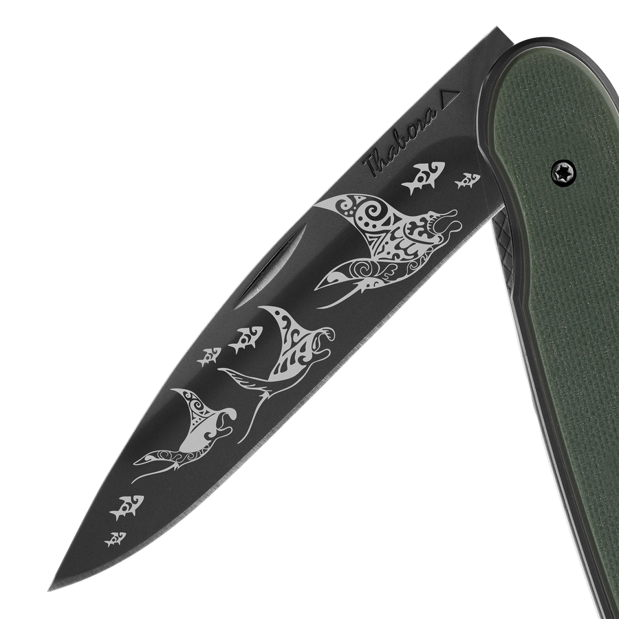 Couteau acier finition titane noir plaquette pleine résine g10 kaki motif «raie manta»